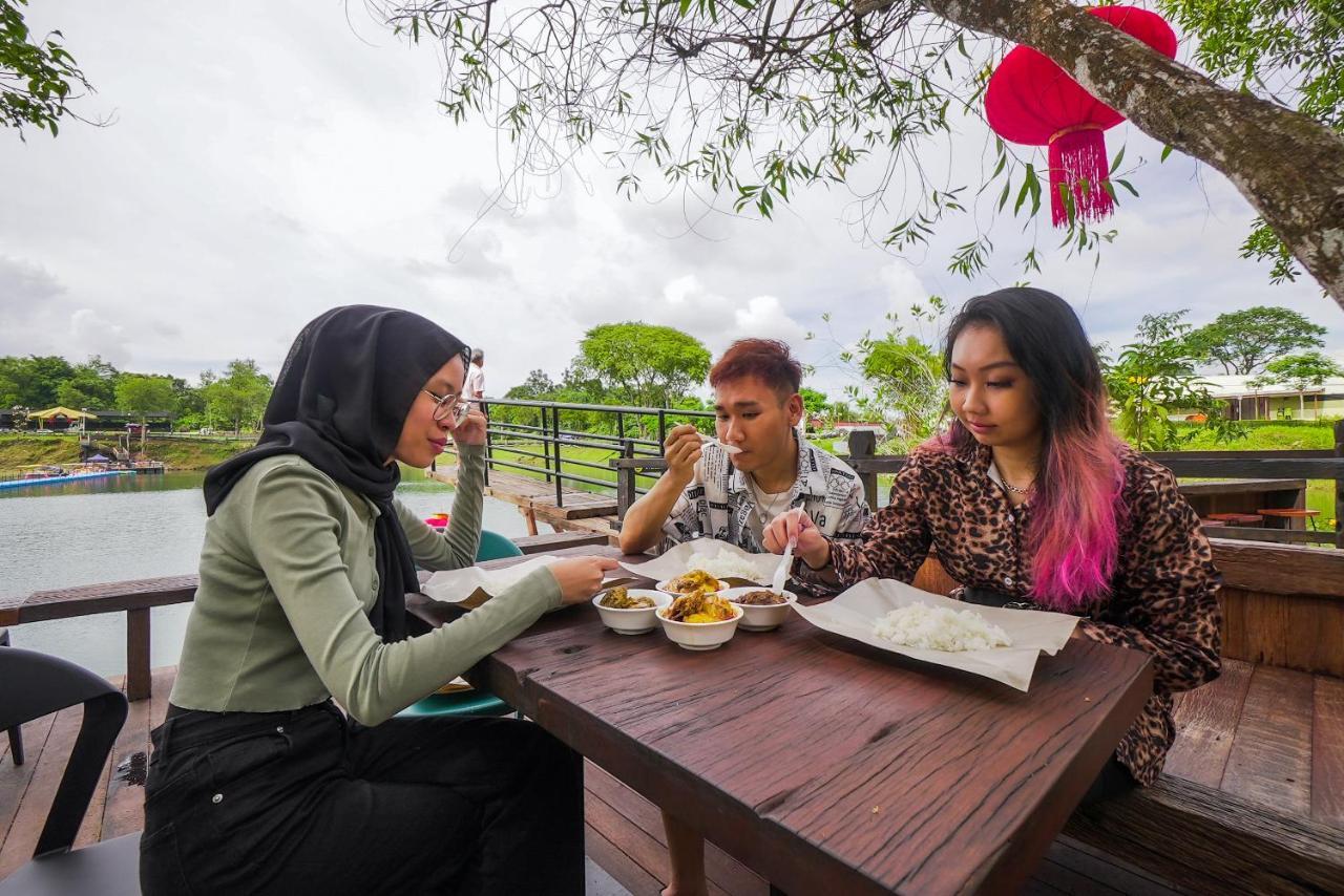 Roxy Tasik Biru Resort City Bau Bagian luar foto