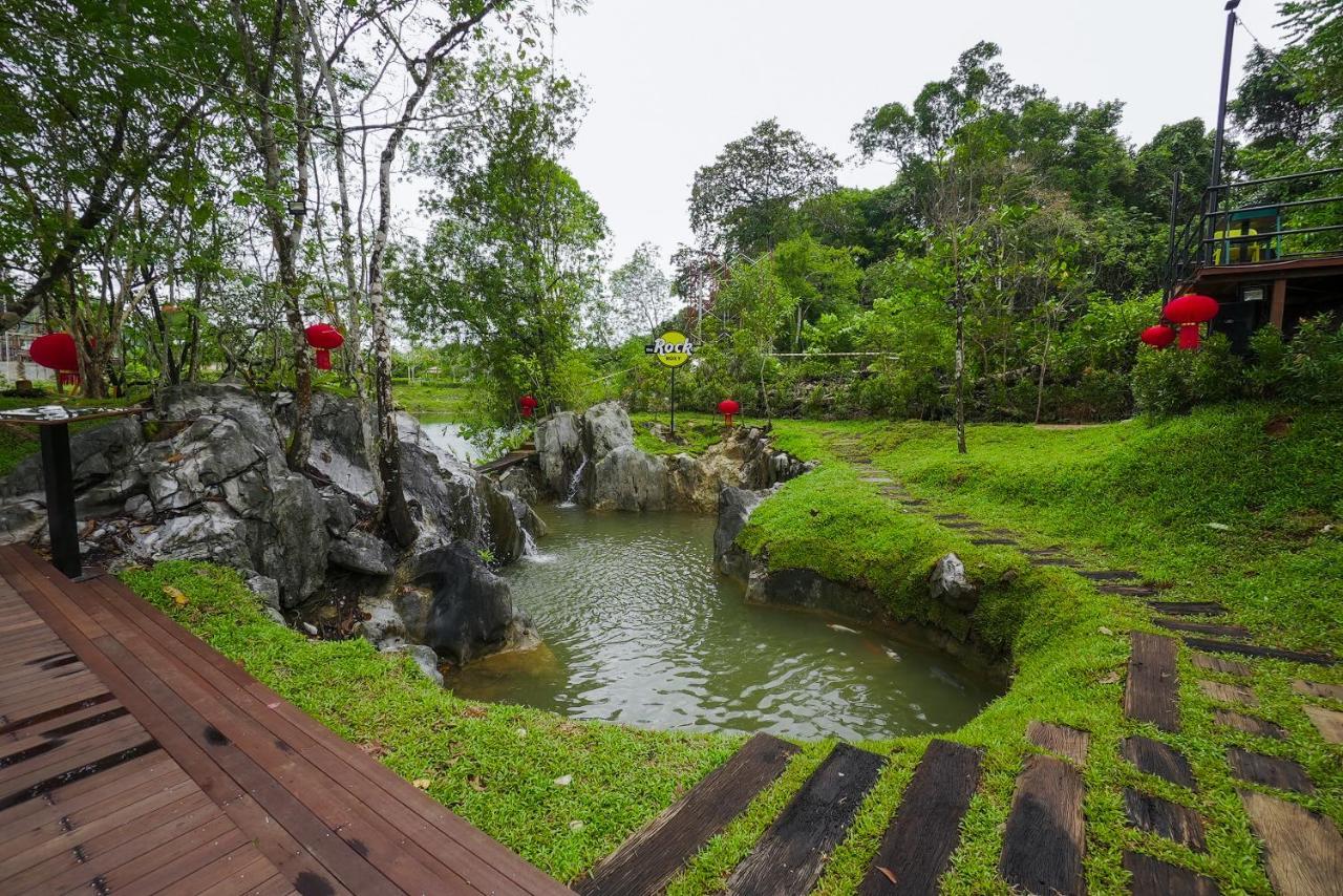 Roxy Tasik Biru Resort City Bau Bagian luar foto